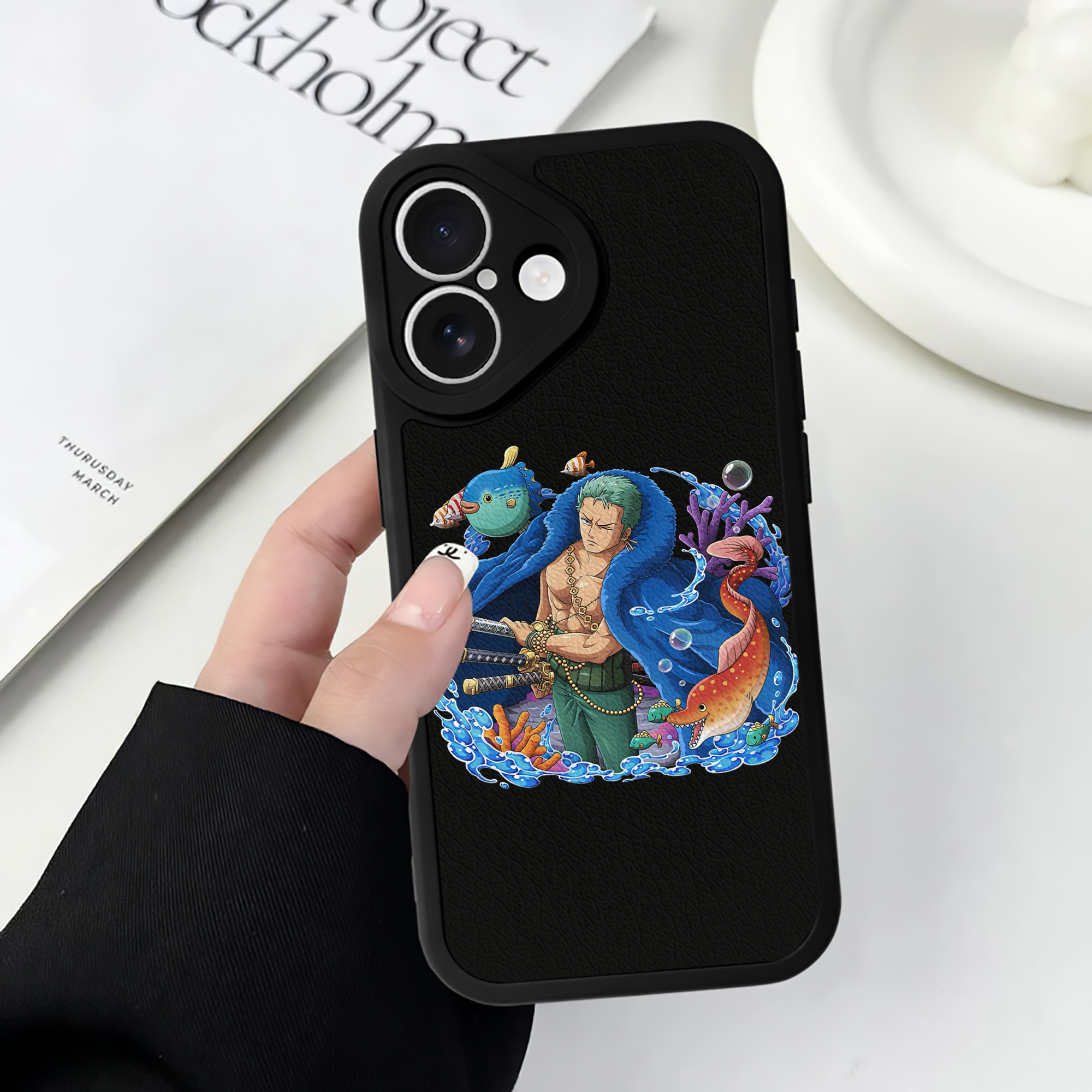 （画像用） ワンピース ロロノア・ゾロ ONE PIECE Roronoa Zoro 【iPhone 16シリーズ対応】シリコンスマホケース（レザー調） 材質：シリコン